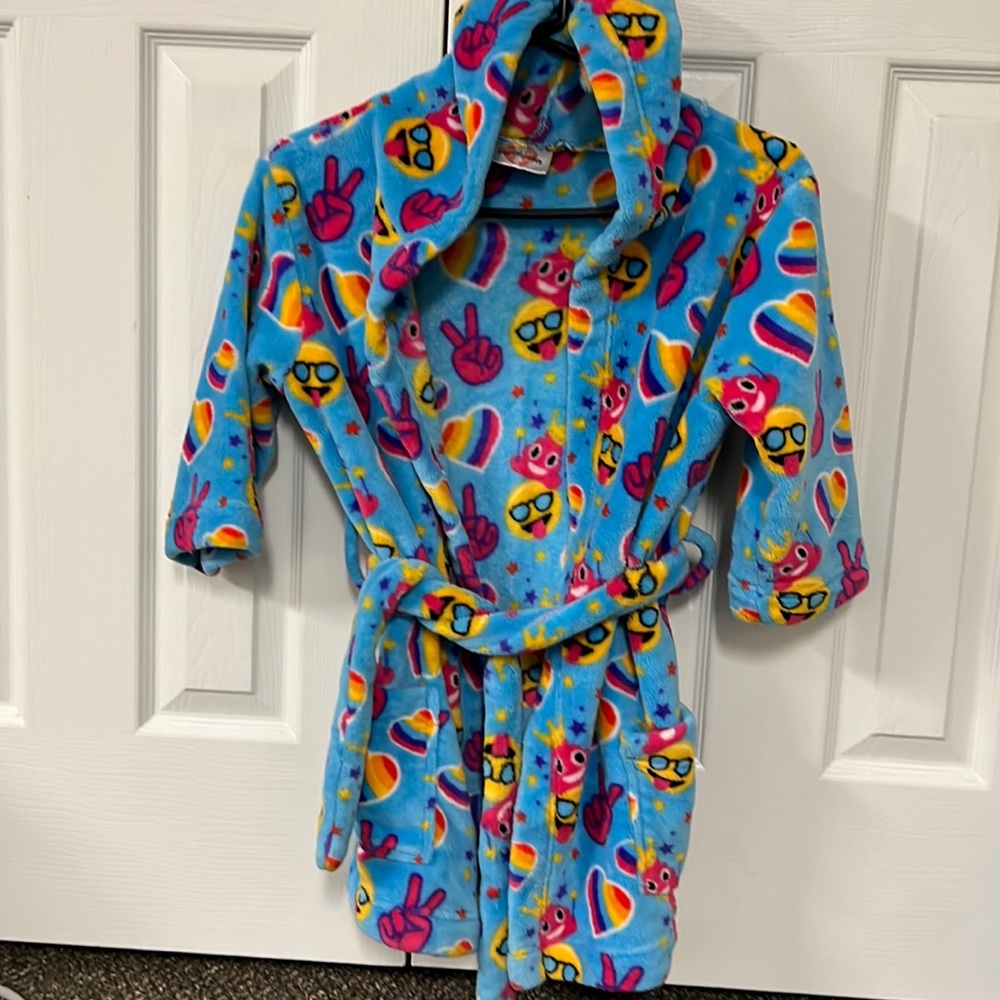 Heartbreakers girls emoji robe pajamas size 4/5 runs big